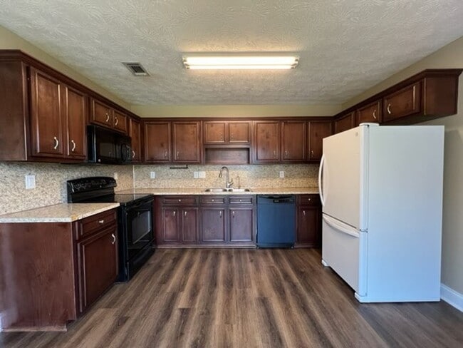 Building Photo - 4 Bedroom, 2 Bath Home in Lee County!