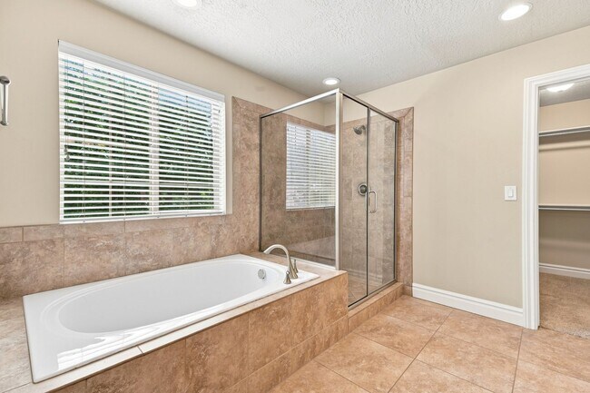 Building Photo - Quiet & Spacious 4 Bed Holladay Home – Walk-In Closets & Big Backyard!!!