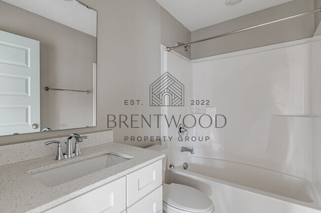 Building Photo - Move-In Ready Modern Townhome in Sought-Af...