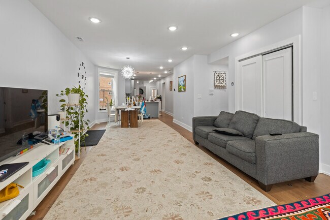 Building Photo - 2550 W Balmoral Ave