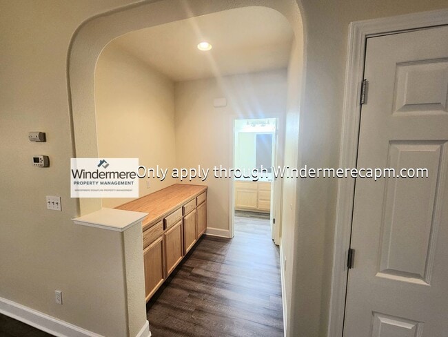 Building Photo - AWESOME 3 BED/2.5 BATH FLOOR PLAN AVAILABL...