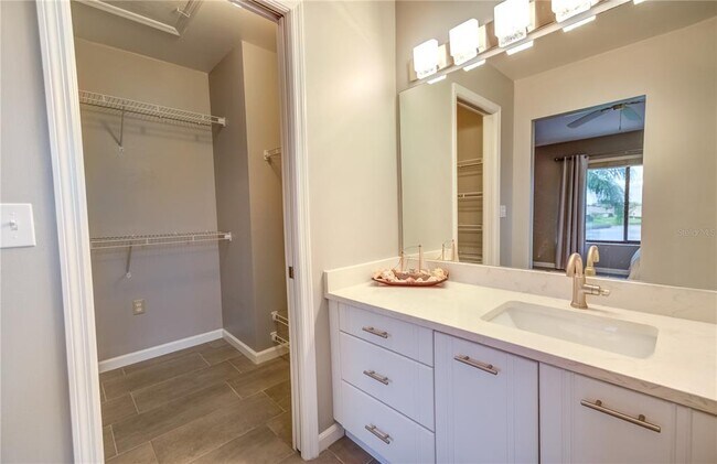 Building Photo - 600 Carriage House Ln