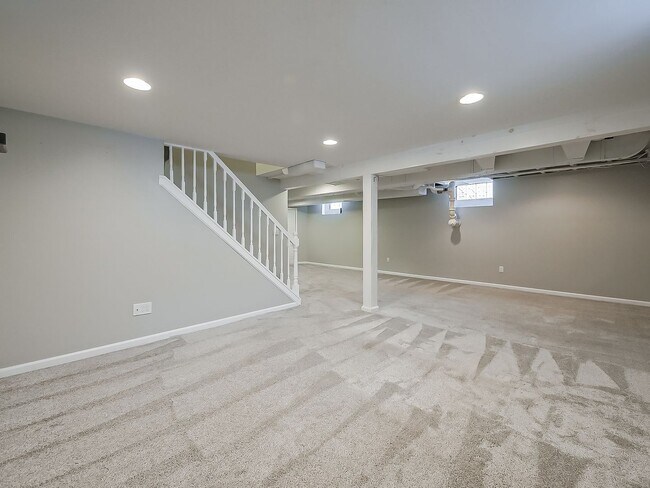 Building Photo - AVAILABLE NOW! Spacious 4-Bed Gem in the Heart of Clawson!