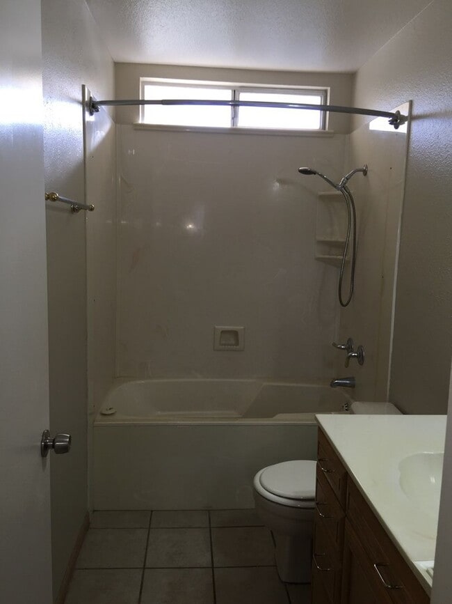 Building Photo - Clean Large 4 Bedroom 2 Bathroom Home For Rent - Section 8 Vouchers Accepted.