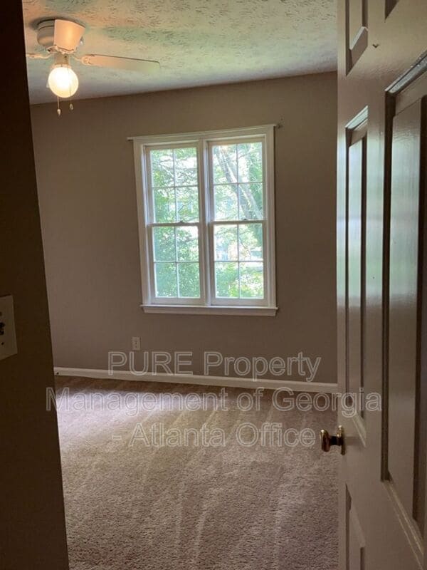 Building Photo - 743 Helga Dr NE