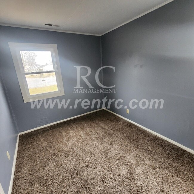 Building Photo - 210 Lindenwood-