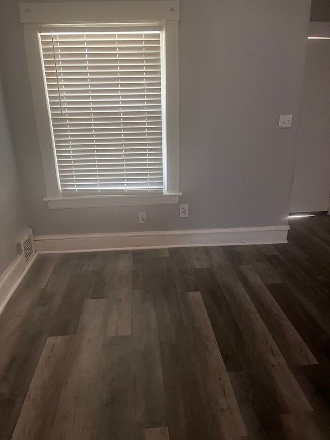 Building Photo - 955 Royal Rd