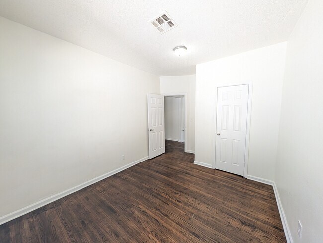 Building Photo - 1627 N Denver Ave