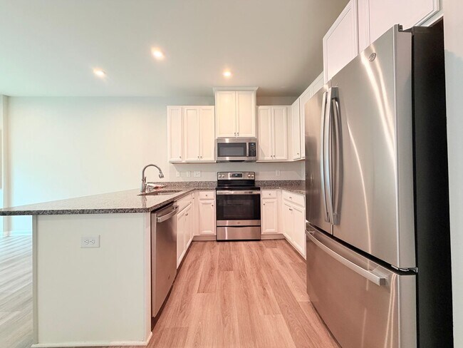 Building Photo - Like New Townhome!