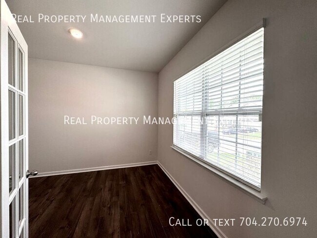 Building Photo - 4025 Lampasas Ln