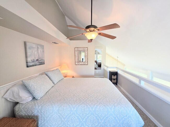 Building Photo - Waterfront condo with community pool!