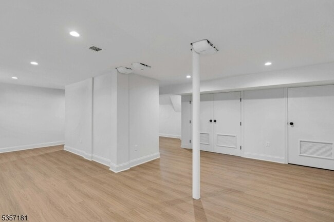 Building Photo - 25 Maple Ave