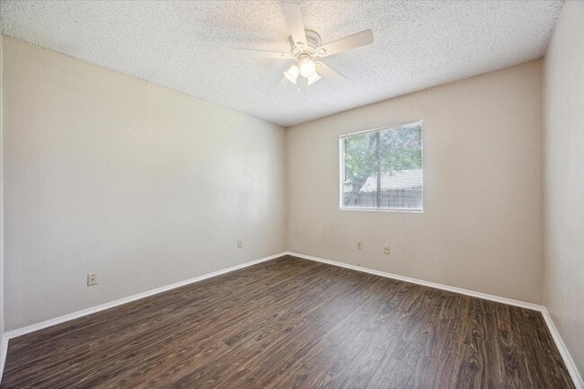 Building Photo - 11104 Applewood Dr