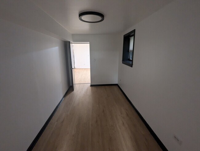 Building Photo - 1457 W Foster Ave