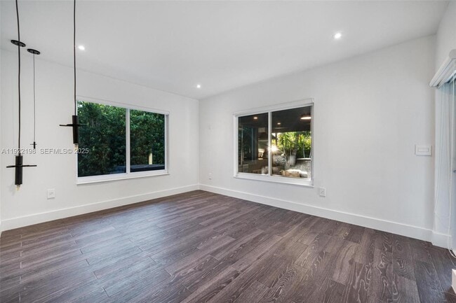 Building Photo - 10618 NE 11th Ct