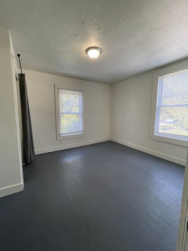 Building Photo - 5 Bedroom Available November