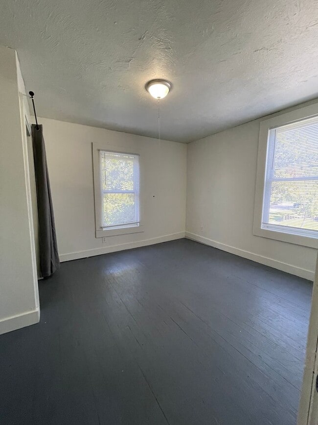 Building Photo - 5 Bedroom Available NOW