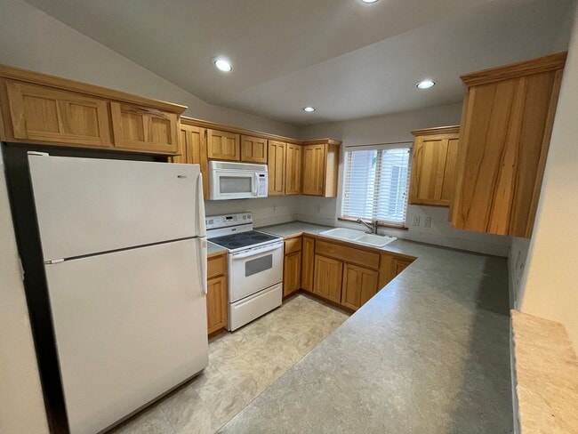 Building Photo - Spacious 1 Bed/1 Bath with Attached Garage - NW Bend