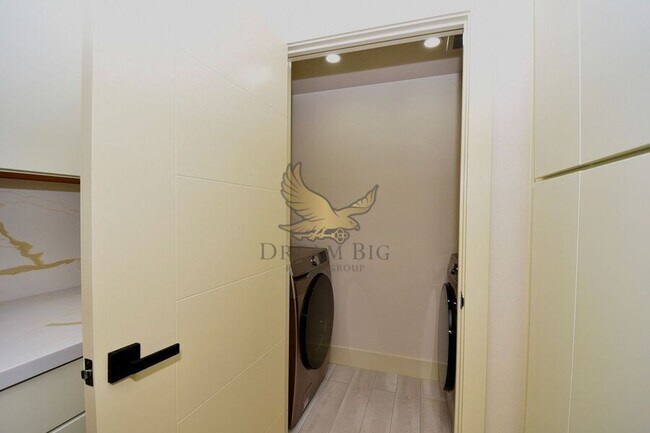 Building Photo - 8000 W Badura Ave