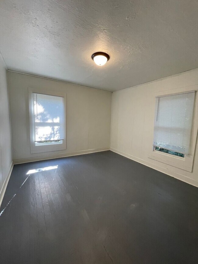 Building Photo - 5 Bedroom Available November