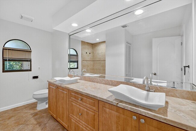 Building Photo - 1180 SW Mirror Lake Cove