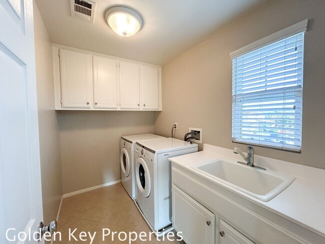 Building Photo - Beautiful Executive home located in the Ra...