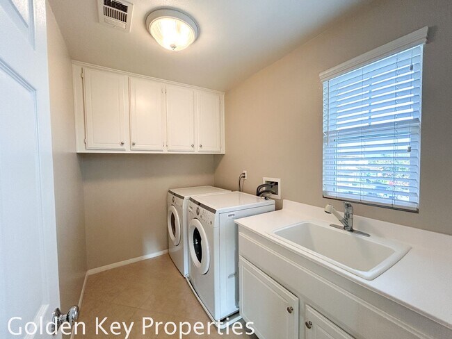 Building Photo - Beautiful Executive home located in the Ravinia community in Calavera Hills!