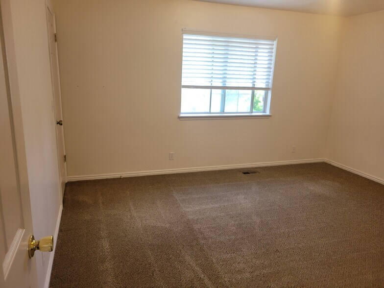 Building Photo - 743 Sioux Dr