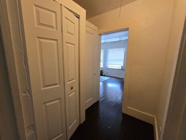 Building Photo - Price Reduced! Great Hill Location- 2 Bedr...