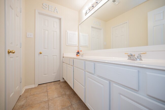 Building Photo - 1823 Blue Water Bay Dr