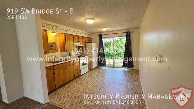 Building Photo - 919 SW Bridge St