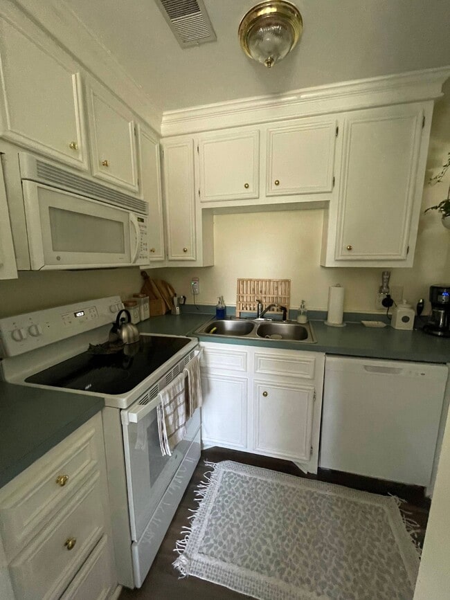 Building Photo - 3930 Azalea Dr