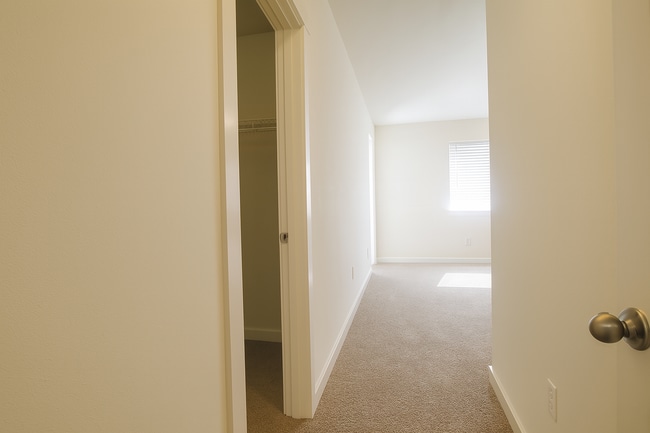 Building Photo - Gorgeous 3x2.5 duplex unit with a fenced b...