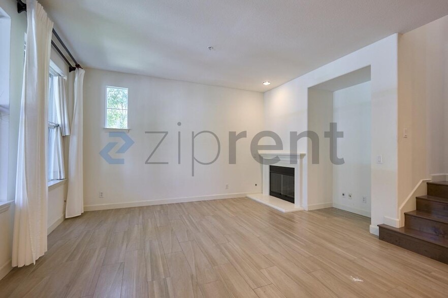 Building Photo - Unit