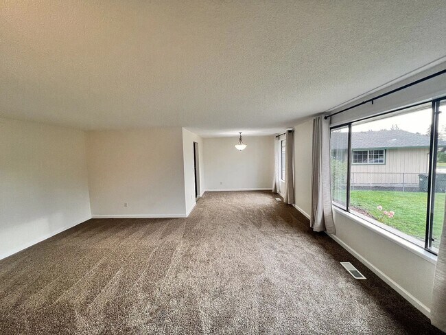 Building Photo - Rambler Golf Course View 3bd 2bath Avail. March 6th