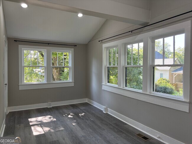 Building Photo - 118 Alford St