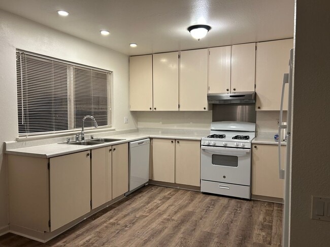 Building Photo - 8419 Lakewood Ave