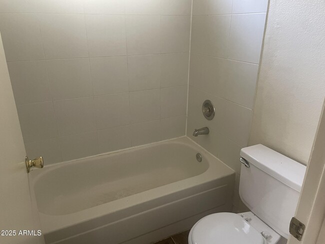 Building Photo - 441 S Maple