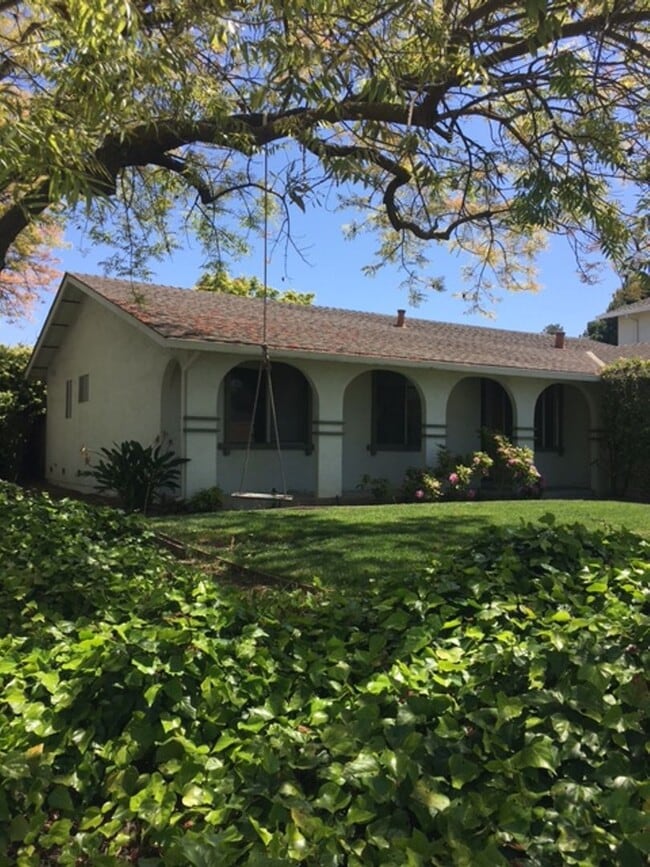 Primary Photo - Single Family Home 3 Bedroom 2 Bath Corner...