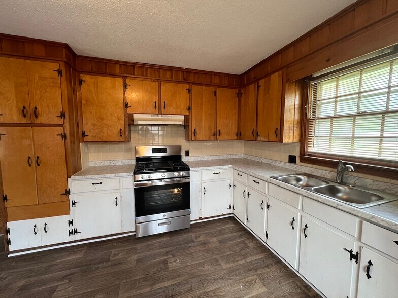 Building Photo - 837 Crawford St