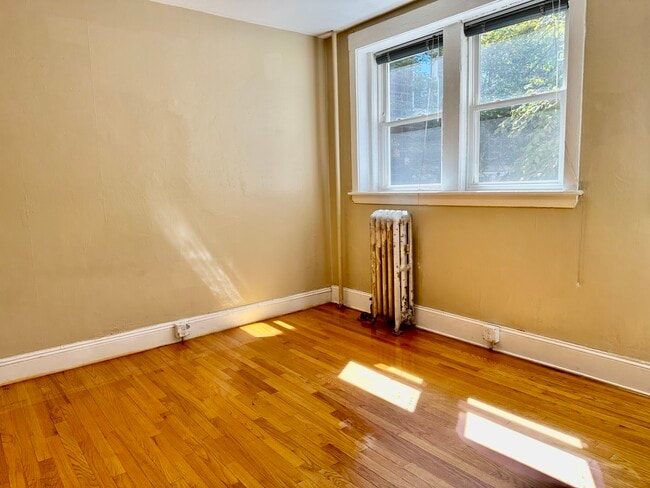 Building Photo - 74 Egmont St