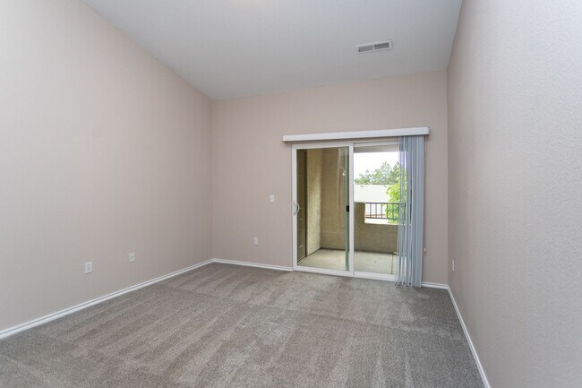 Building Photo - Delightful Condo in gated community!!
