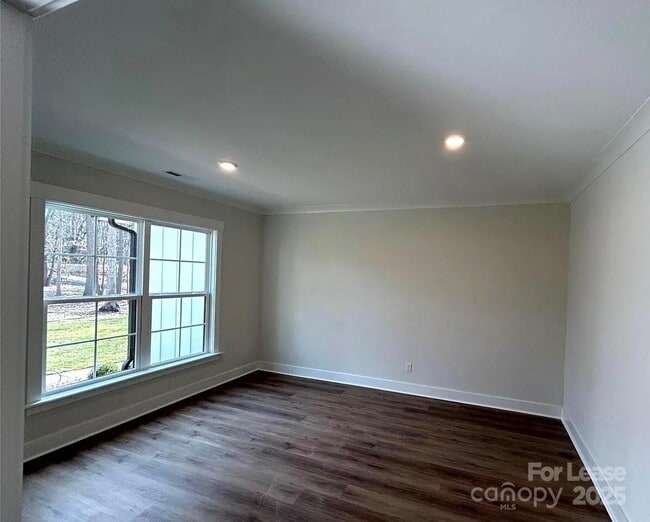 Building Photo - 302 Lester Davis Rd