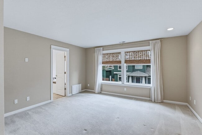 Building Photo - Beautiful 3 Bedroom/2.5 Lake Oswego