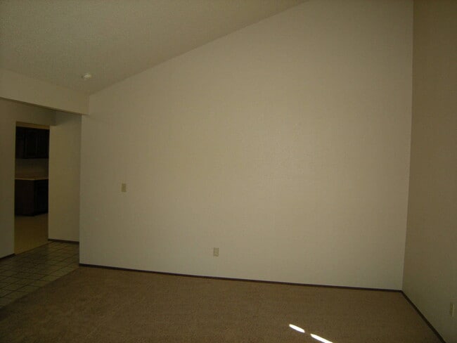 Building Photo - Lovely duet with easy access to shopping a...