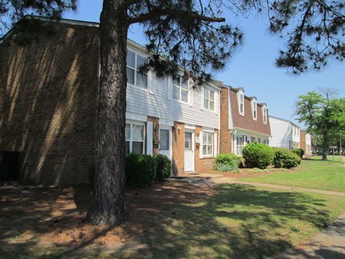 Building Photo - 1114 Chisholm Cir