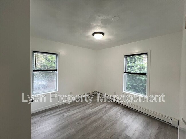 Building Photo - 156 Pleasant St