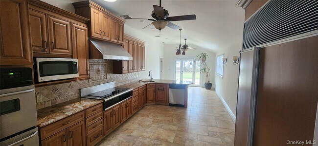 Building Photo - 1524 Express Dr S