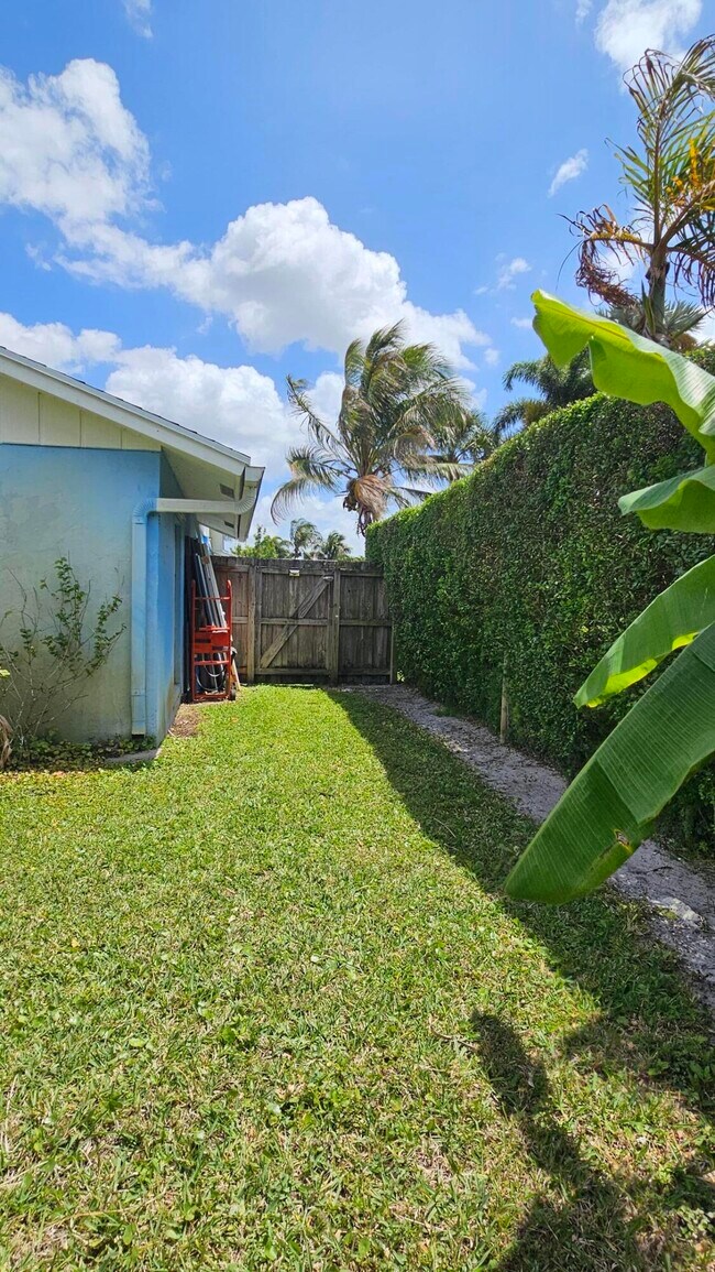 Building Photo - 12157 Sycamore Ln