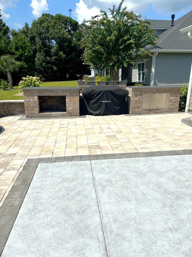 Building Photo - 231 Belclare Way
